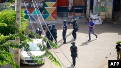 L'opération "Wuambushu" vise à déloger les migrants illégaux des bidonvilles de Mayotte et expulser les sans-papiers, dont la plupart sont des Comoriens.