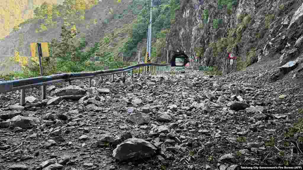 የታይዋን ምስራቃዊ ክፍል በመሬት መንቀጥቀጥ ከተመታ በኋላ አውራ ጎዳናዎች ፈራርሰው ይታያሉ፡፡&nbsp;