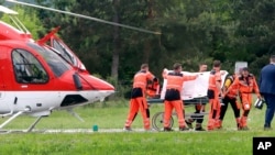 فیکو به سرعت توسط هلیکوپتر به یک شفاخانه در ۲۹ کیلومتری محل حمله بر وی منتقل شد.