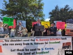 미국 공화당 소속 크리스 스미스 하원의원이 23일 워싱턴의 중국대사관 앞에서 열린 탈북민 강제북송 반대 집회에 참석했다.