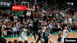 Jaylen Brown (7) des Celtics de Boston, dunke face aux Mavericks de Dallas, Boston, le 9 juin 2024.