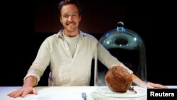 Tim Nouksmit pokazuje ćufte od mamuta u muzeju nauke u Amsterdamu