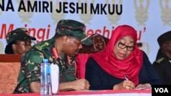 Rais wa Jamuhuri ya Muungano wa Tanzania na Amri jeshi mkuu Samia Suluhu Hassan akiteta jambo na Jenerali Jacob John Mkunda. Picha na Ikulu Mawasiliano