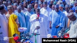 Gwamnan jihar Kebbi yayin da yake raba babura ga jami'an tsaron banga domin taimakawa a shawo kan matsalar tsaro