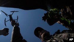 Seorang prajurit Ukraina meluncurkan drone ke posisi Rusia dekat Bakhmut, Ukraina, Jumat, 7 Juli 2023. (Foto: AP/Evgeniy Maloletka)