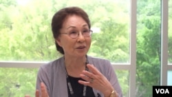 1950년 12월 흥남 철수작전 때 부모님, 그리고 두 언니 가족과 함께 ‘메러디스 빅토리’호에 올랐던 이산가족인 전선복 할머니가 VOA 김영권 기자와 인터뷰를 하고 있다.