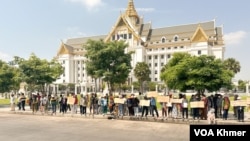 ប្រជាពលរដ្ឋរស់នៅទំនប់៩៤ ក្នុងស្រុកកណ្តាលស្ទឹងនៃខេត្តកណ្តាលជិតព្រលានយន្តហោះថ្មី ប្រមូលផ្តុំគ្នាសុំកិច្ចអន្តរាគមន៍ជម្លោះដីធ្លី នៅក្រសួងដែនដី នគររូបនីយកម្ម និងសំណង់ ក្នុងរាជធានីភ្នំពេញ នាថ្ងៃទី១ ខែមេសា ឆ្នាំ២០២៤។ (ស៊ឹម ចាន់សំណាង/វីអូអេ)