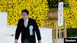 日本首相岸田文雄在东京出席纪念日本二战投降78周年仪式。（2023年8月15日）