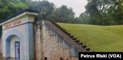 Bungker penampungan air sumber untuk PDAM Kota Surabaya, di Pasuruan. (VOA/Petrus Riski)