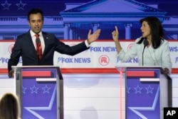 Mantan dubes AS untuk PBB Nikki Haley beradu pendapat dengan pebisnis Vivek dalam debat bakal calon presiden dari Partai Republik yang dipandu FOX News Channel, 23 Agustus 2023 di Milwaukee. (Foto: Morry Gash/AP Photo)