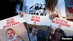 Плакаты с призывом освободить Шири Бибас и ее детей во время акции протеста в Тель-Авиве, 28 ноября 2023 года