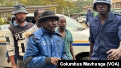 Jameson Timba, de Triple C, la principale coalition d'opposition du Zimbabwe, arrive au tribunal de première instance de Harare, le 18 juin 2024.