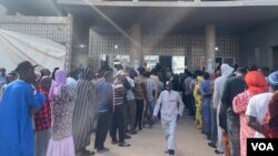 Residents of Grand Yoff line up to vote, March 24, 2024. (Mariama Diallo/VOA)