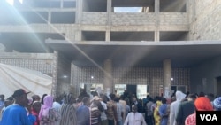 Residents of Grand Yoff line up to vote, March 24, 2024. (Mariama Diallo/VOA)