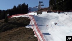 Sportista juri niz stazu tokom alpskog skijanja, veleslalomske trke Svjetskog kupa za muškarce, u Adelbodenu, Švicarska, 7. januara 2023.