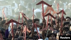 লাঙ্গল প্রতীক হাতে জাতীয় পার্টির সমর্থকেরা। 