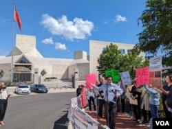 미국의 시민사회단체들과 탈북민들이 최근 결성한 ‘2600명 탈북민강제북송반대 미국 시민 연합’이 23일 워싱턴의 중국대사관 앞에서 집회를 열었다.