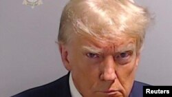 រូប​អតីត​ប្រធានាធិបតី​សហរដ្ឋ​អាមេរិក​លោក Donald Trump ត្រូវ​បាន​បង្ហាញ​ក្នុង​​រូប​កំណត់ត្រា​ប៉ូលិស ដែល​ផ្សាយ​ដោយការិយាល័យ​ស្នងការ​ប៉ូលិសស្រុក Fulton ក្នុង​ទីក្រុង Atlanta កាល​ពី​ថ្ងៃ​ទី​២៤ ខែ​សីហា ឆ្នាំ​២០២៣។