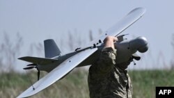 ทหารยูเครนกำลังแบกโดรน Leleka reconnaissance UAV วันที่ 27 เมษายน 2024