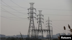 یک برج انتقال برق در بندر کراچی پاکستان - عکس از آرشیو رویترز