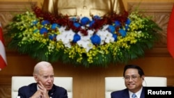 Presiden AS Joe Biden bertemu dengan Perdana Menteri Vietnam Pham Minh Chinh di Hanoi, pada 11 September 2023. (Foto: Reuters/Evelyn Hockstein)