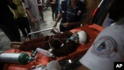Seorang anak Palestina yang terluka dalam pemboman Israel di Jalur Gaza dibawa ke Rumah Sakit Kuwait di kamp pengungsi Rafah, Jalur Gaza selatan, Sabtu malam 20 April 2024.