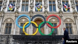 Logo Olimpiade tampak di depan Hotel de Ville City Hall di Paris, Prancis, 14 Maret 2023. (Foto: Gonzalo Fuentes/Reuters)