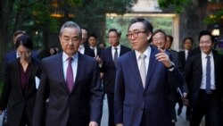 한중 외교장관 “한중일 정상회의 성공 협력”… 한국 “강제북송 우려 전달”