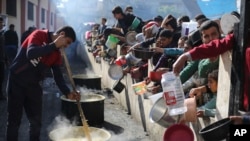 Palestinci stoje u redu za besplatan obrok u Rafahu, Pojas Gaze, 20. decembra 2023.