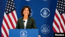 지나 레이몬도 미 상무장관이 30일 중국 상하이 푸둥 국제공항 인근 '보잉 상하이 항공서비스'에서 기자회견하고 있다. 