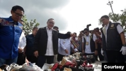 Menteri Perdagangan, Zulkifli Hasan bersama Wakil Gubernur Riau, Edy Nasution dan Plt Direktur Jenderal Perlindungan Konsumen dan Tertib Niaga, Moga Simatupang memusnahkan barang bekas yang diduga asal impor di Pekanbaru, Riau, Jumat (17/03). (Biro Humas Kemendag)