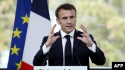 Le président français Emmanuel Macron lors d'une réunion avec des responsables locaux dans le cadre d'une visite à Savines-Le-Lac, dans le Sud-est de la France, le 30 mars 2023. 