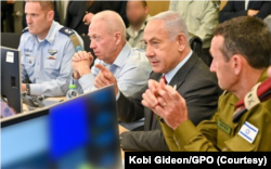 Dari kanan, Kepala Staf IDF Herzi Halevi, Perdana Menteri Benjamin Netanyahu dan Menteri Pertahanan Yoav Gallant mengamati latihan militer gabungan AS-Israel di pusat komando Angkatan Udara, 25 Januari 2023. (Kobi Gideon/GPO)