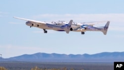 Pesawat Virgin Galactic, Eve, membawa pesawat bertenaga roket Unity 22, lepas landas dari landasan pacu Spaceport America, di sebuah gurun New Mexico, AS hari Kamis, 10 Agustus 2023.
