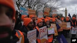 Dokter junior, anggota BMA (British Medical Association), mengambil bagian dalam aksi mogok di luar Rumah Sakit St Thomas di London, Senin, 26 Februari 2024. (AP/Kin Cheung)