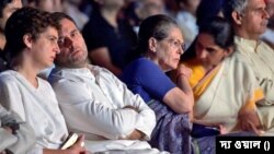 প্রিয়াঙ্কা গান্ধী, রাহুল গান্ধী ও সনিয়া গান্ধী।