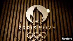 Logo dari Olimpiade dan Paralimpiade Paris 2024 terpasang di salah satu toko di Carrousel du Louvre di Paris, pada 21 Desember 2023. (Foto: Reuters/Sarah Meyssonnier)