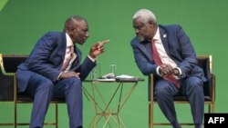 Rais wa Kenya William Ruto (Kulia) akizungumza na Mwenyekiti wa Tume ya Umoja wa Afrika Moussa Faki Mahamat wakati wa kongamano. Picha na SIMON MAINA / AFP.