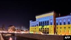 Slika sarajevske Vijećnice osvijetljene bojama ukrajinske zastave, 24. februara 2022. godine.