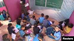 팔레스타인 난민 어린이들이 가자지구 서쪽 칸 유니스 지역의 임시 텐트에서 수업을 듣고 있다. 지난 4월에 촬영된 모습.