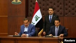 علی شمخانی دبیر شورای عالی امنیت ملی (چپ)، محمد شیاع السودانی نخست وزیر عراق (ایستاده در وسط) قاسم الاعرجی مشاور شورای امنیت ملی عراق.