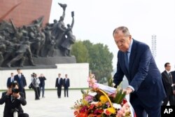 19일 평양을 방문한 세르게이 라브로프 러시아 외무장관이 만수대 언덕 김일성 김정일 부자 동상에 꽃을 놓고 있다. 사진 = 러시아 외무부 텔레그램 / AP.