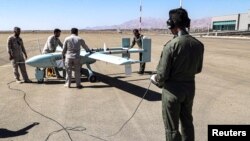 이란 군이 비공개 장소에서 드론을 조정하고 있다. (자료화면)