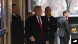 Mantan Presiden AS Donald Trump meninggalkan gedung apartemennya di New York, 26 Januari 2024.