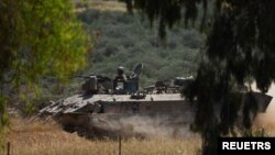 17일 이스라엘 군의 장갑차가 가자지구와 이스라엘 국경 부근을 순찰하고 있다.