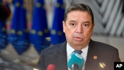 FILE - Menteri Pertanian Spanyol Luis Planas Puchades berbicara kepada media di gedung Dewan UE di Brussels, Senin, 26 September 2022. (AP/Geert Vanden Wijngaert)