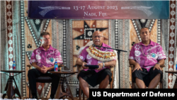 美军印太司令部司令海军上将约翰·阿奎利诺（John Aquilino，左）和斐济总理西蒂韦尼·兰布卡（Sitiveni Rabuka，中）2023年8月15日出席印太防长年度会议开幕式。（美军印太司令部照片）