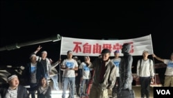 6月2日，加州自由雕塑公园纪念六四35周年活动的参与者还原六四前夜场景。 （美国之音 张木林）