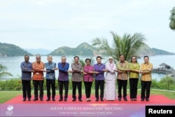 Menlu Malaysia Zambry Abd Kadir, Menlu Filipina Enrique Manalo, Senior Officer Leader Singapura Albert Chua, Menlu Thailand Don Pramudwinai, Menlu Vietnam Bui Thanh Son, Menlu Indonesia Retno Marsudi, Menlu Laos Saleumxay Kommasith, Menlu Brunei Darussalam Senior Officer Leader Johariah Wahab, Menteri Luar Negeri Kamboja Prak Sokhonn, Menteri Luar Negeri Timor Leste Adaljiza Xavier Magno dan Sekretaris Jenderal ASEAN Kao Kim Hourn dalam Pertemuan Menlu ASEAN jelang KTT ASEAN ke-42 di Labuan Bajo, NTT, 9 Mei 2023. (Achmad Ibrahim/Pool via REUTERS).