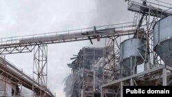 Ukraynanın Poltava vilayətində Rusiyanın raket zərbəsi nəticəsində dağılmış məişət yağları zavodunun görünüşü (Foto zavodun əməkdaşları tərəfindən təqdim edilib)
